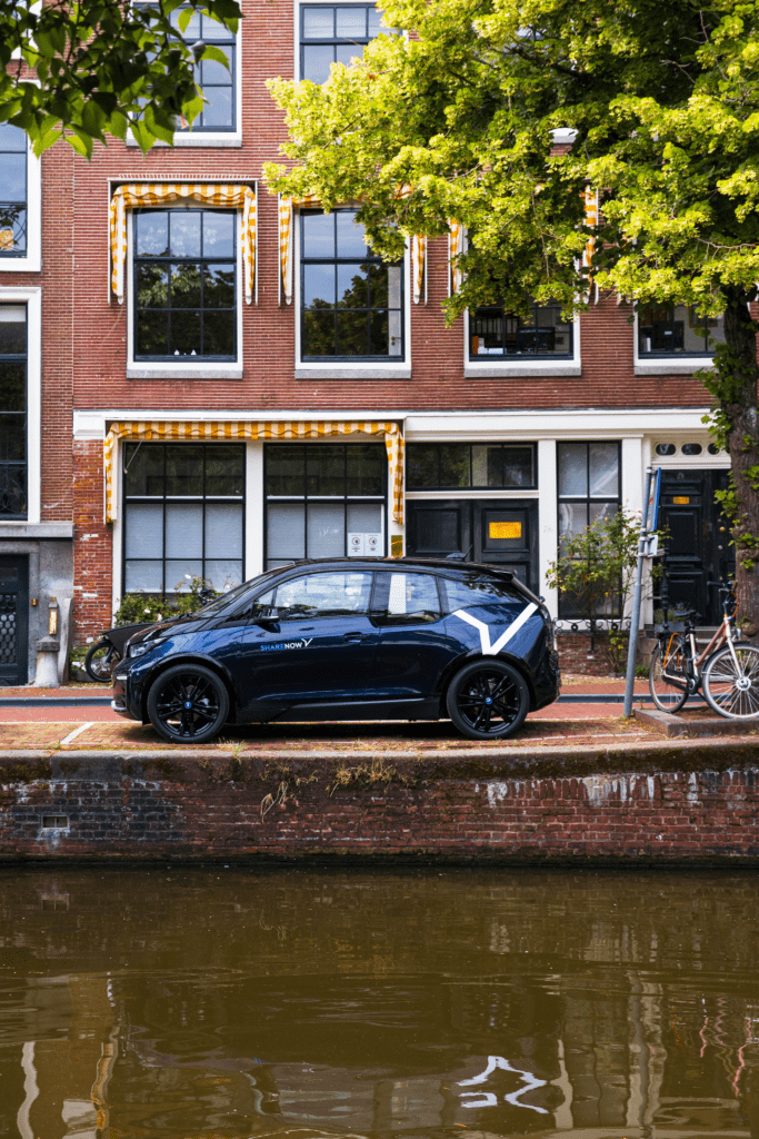 auto bij gracht