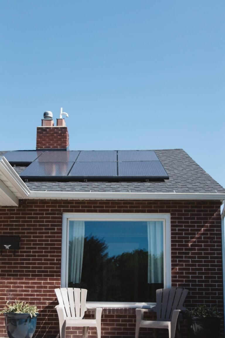 zonnepanelen op het dak in de zon